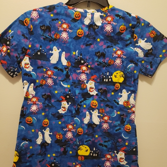 Lot Of 2 Halloween Womens Scrubs Size Small Nightmare Before Christmas & Ghosts - Picture 6 of 11